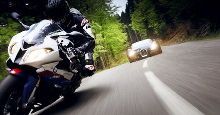 Samochód czy motocykl? 10 niesamowitych pojedynków [wideo]