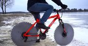 Szalony pomysł! Jeździł rowerem po lodzie, zamiast kół - tarcze od piły