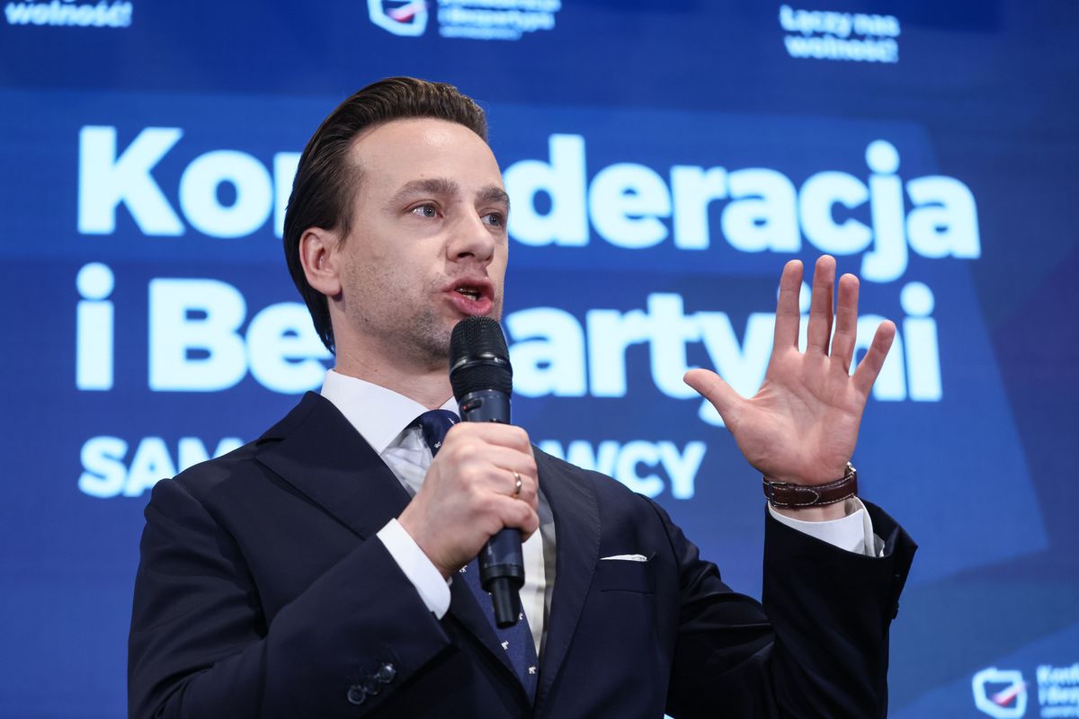 Krzysztof Bosak przemawia w sztabie wyborczym Konfederacji i Bezpartyjnych Samorządowców w Warszawie