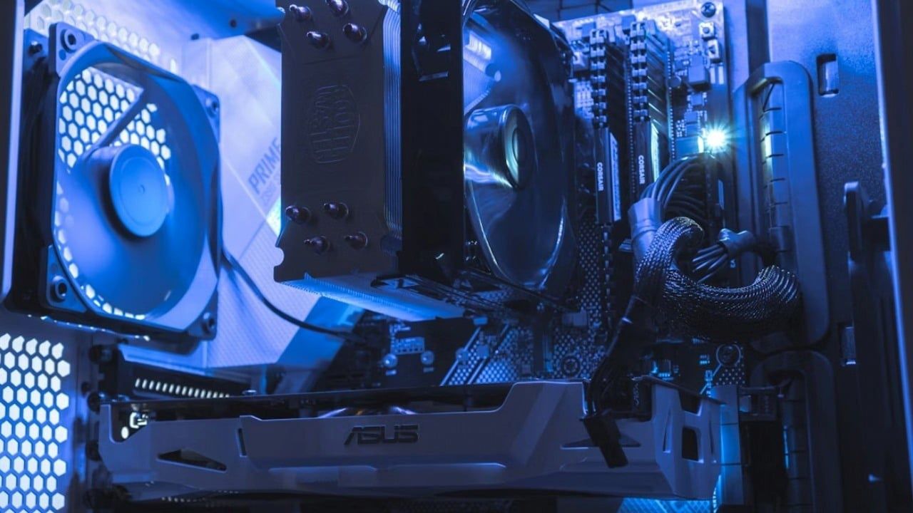 "Powinienem go uderzyć?". Pecetowiec jest w szoku, gdy jego znajomy wygina obudowę, żeby zmieścić mini kartę graficzną