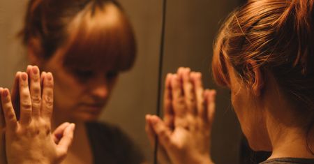 "Za mało kobieca", czyli jaka? Psycholożka mówi, czym jest kobiecość