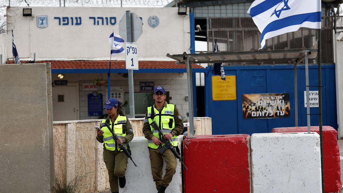 Israeli security guards the military prison of Ofer near Jerusalem, Israel, 25 November 2023, ahead of an expected release of Palestinian prisoners. Israel and Hamas agreed to a four-day ceasefire, with 50 Israeli hostages, women and children, to be released by Hamas. 150 Palestinian women and children detained in Israeli prisons are to be released in exchange. More than 14,000 Palestinians and at least 1,200 Israelis have been killed, according to the Gaza Government media office and the Israel Defense Forces (IDF), since Hamas militants launched an attack against Israel from the Gaza Strip on 07 October, and the Israeli operations in Gaza and the West Bank which followed it. EPA/ATEF SAFADI Dostawca: PAP/EPA.