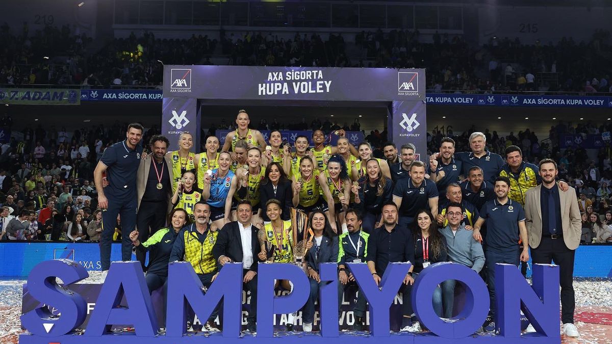 Twitter / fbvoleybol / Na zdjęciu: siatkarki Fenerbahce Opet Stambuł po wygranej w Pucharze Turcji