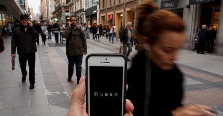 Masowo usuwają aplikację Ubera. Korporacja odpowiada
