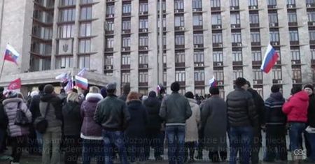 Proukraiński protest w stolicy Krymu; zwolennicy Rosji wywiesili flagi w Doniecku