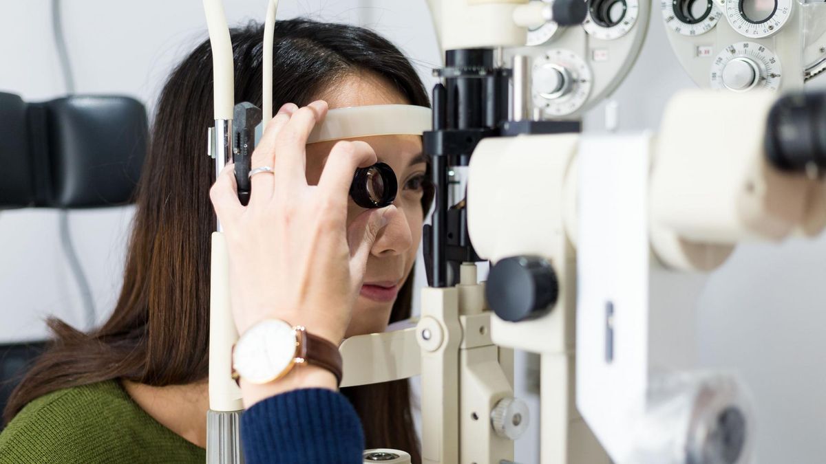 Skrzydlik oka to niezłośliwa, miękka i wypukła narośl na spojówce. Przyczyny jej powstania nie są dokładnie poznane. 