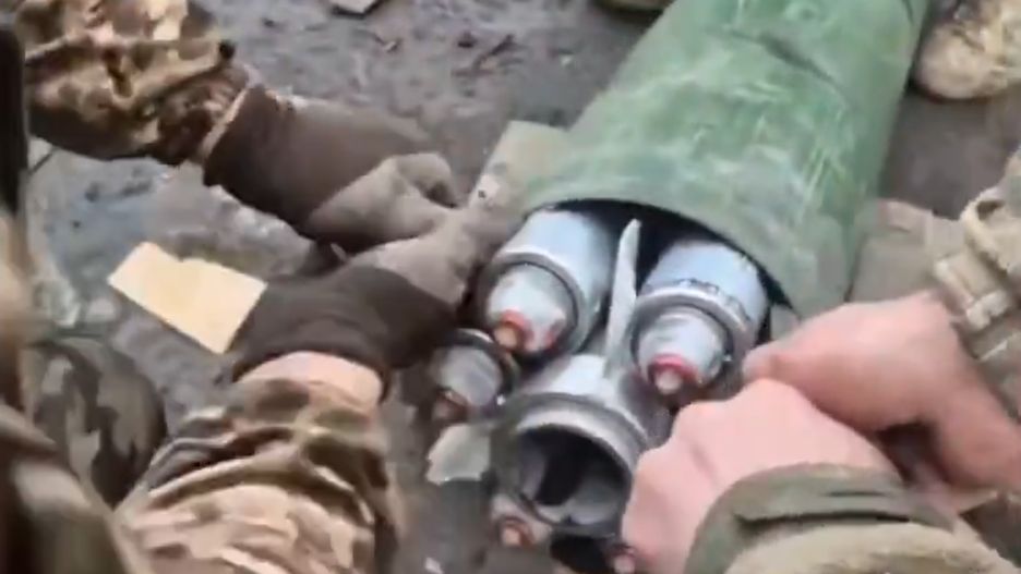 Rosjanie wyciągają bomblety z rakiety systemu BM-27 Uragan.