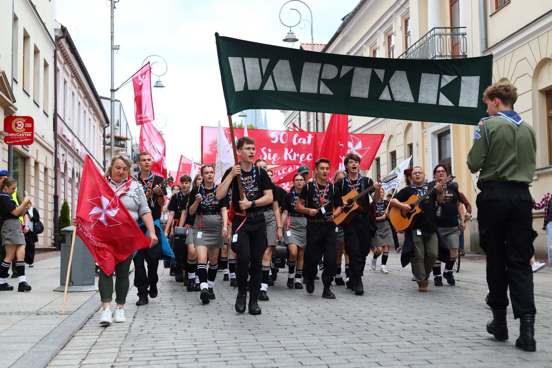 Mnóstwo harcerzy z różnych zakątków świata przeszło ulicami centrum Kielc 