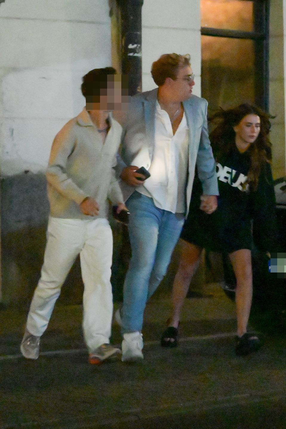 Roksana Węgiel i Kevin Mglej w pośpiechu opuszczają restaurację