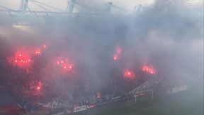 Przerwany mecz w Krakowie! Kibice Wisły spalili własną flagę