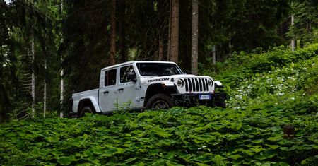 Jeep Gladiator wjeżdża do polskich salonów. Znamy cenę i specyfikację
