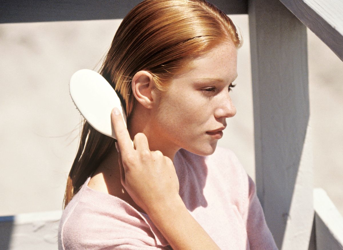 Glass hair to nowy trend w stylizacji włosów. Jak uzyskać efekt