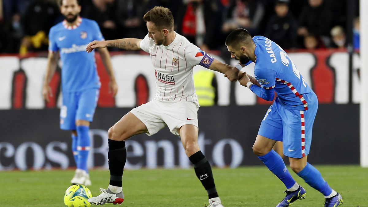 PAP/EPA / Jose Manuel Vidal  / Na zdjęciu: Ivan Rakitić i Yannick Carrasco walczą o piłkę