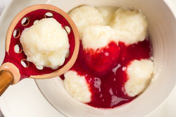 Żaden makaron z paczki. Do sosu truskawkowego robię pyszne domowe kluseczki