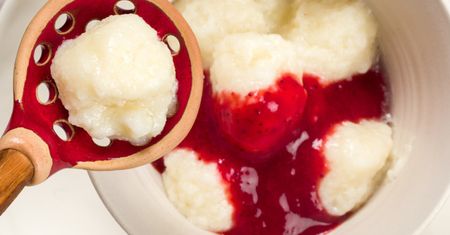 Żaden makaron z paczki. Do sosu truskawkowego robię pyszne domowe kluseczki