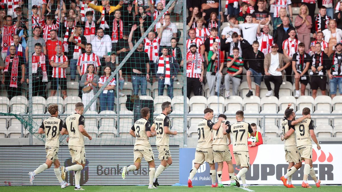 Zdjęcie okładkowe artykułu: PAP / Łukasz Gągulski / Na zdjęciu: Cracovia i Widzew zostały ukarane przez Komisję Ligi