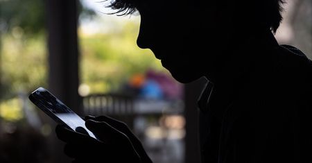 Dzieci omijają zakaz w sieci. Rząd ostro uderza w gigantów