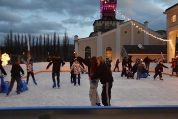 Wałbrzych: Sztuczne lodowisko w Starej Kopalni ruszy już za kilka dni. Będzie większe i na dłużej od przedniego. Zobaczcie jak ślizgano się wtedy