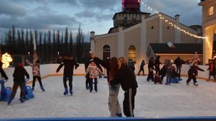 Wałbrzych: Sztuczne lodowisko w Starej Kopalni ruszy już za kilka dni. Będzie większe i na dłużej od przedniego. Zobaczcie jak ślizgano się wtedy