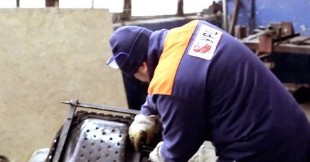 Eksperymentalna osłona i specjalne "pajęcze buty". To ochroni ukraińskich saperów