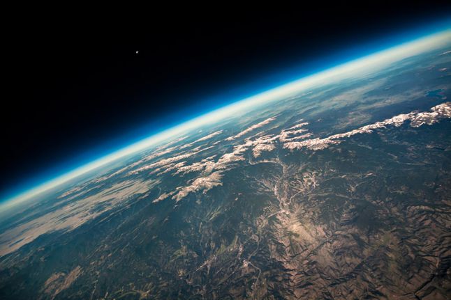 Wyróżnione zdjęcie w kategorii Ziemia i Kosmos zostało wykonane z balonu, który przedostał się do stratosfery. Na Ziemi widać Góry Skaliste, a w kosmosie krzywiznę naszej planety oraz Księżyc w dali.