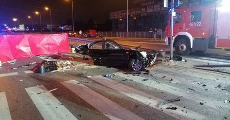 Tragedia w Rzgowie. Nie żyją trzy osoby. Pojazd przecięty w pół