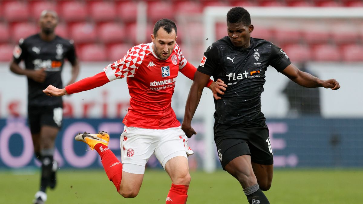 PAP/EPA / RONALD WITTEK  / Na zdjęciu: Levin Oeztunali (z lewej) i Breel Embolo
