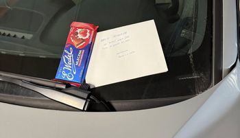 Karteczka i czekolada. "Mój błąd". Ludzie kręcą głowami