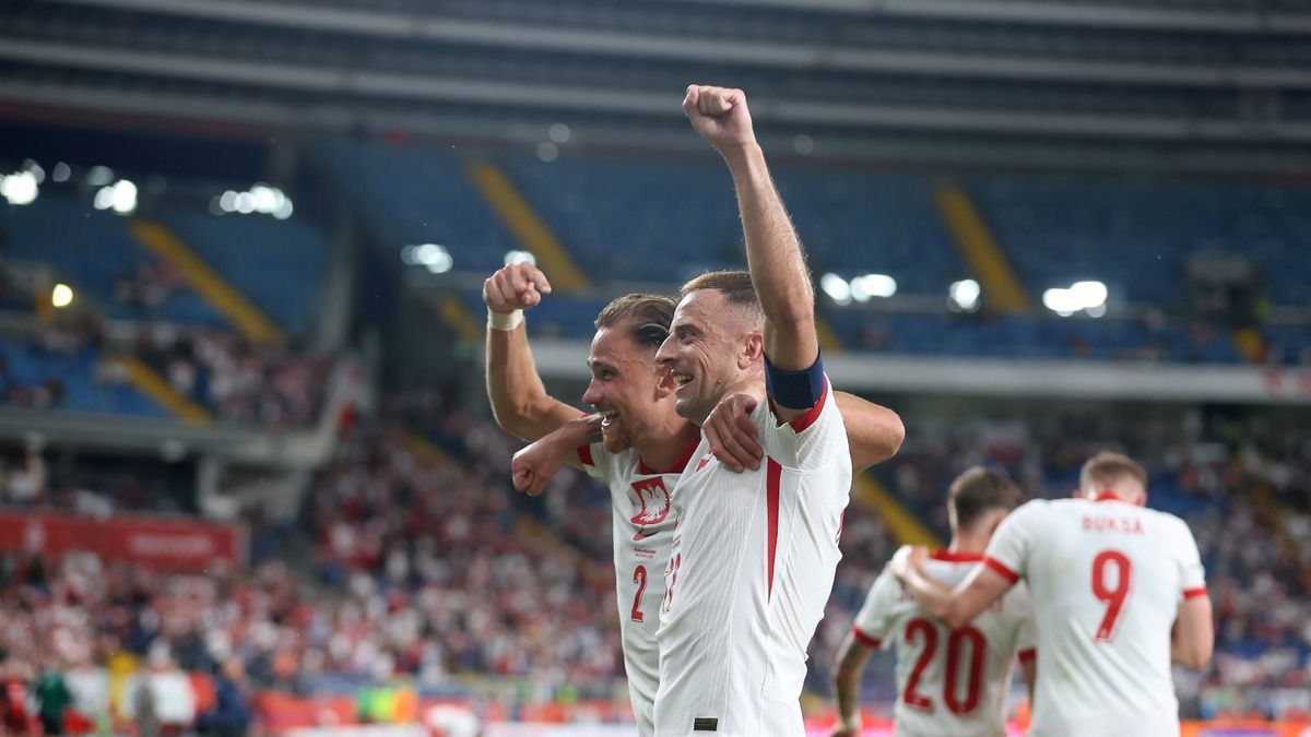 PAP / Michał Meissner / Na zdjęciu: Piłkarz reprezentacji Polski Matty Cash (C-tył) i Kamil Grosicki (C) cieszą się z gola podczas meczu towarzyskiego z Mołdawią