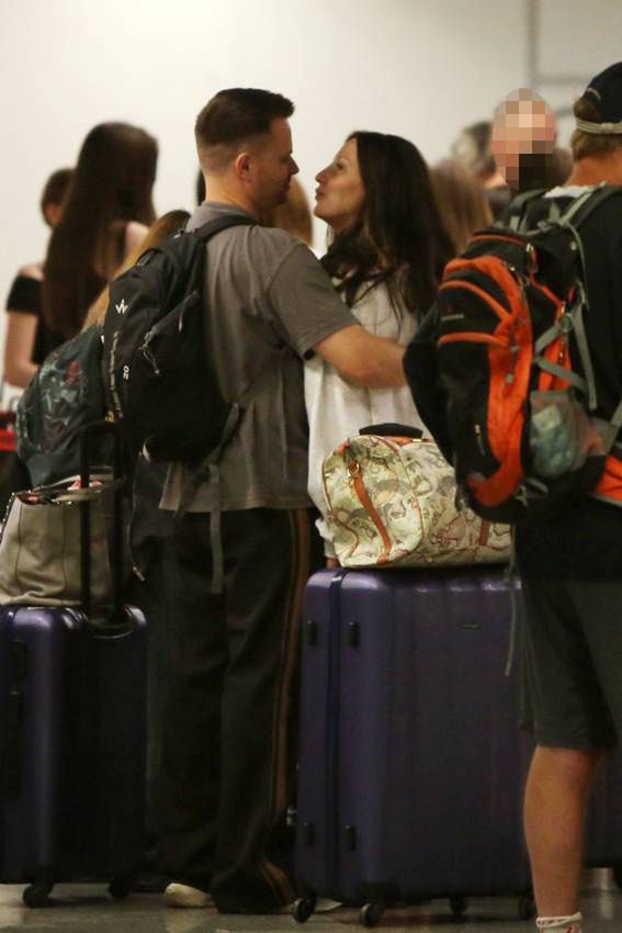 Marcin Hakiel i Dominika Serowska na lotnisku