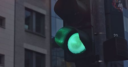 Szybsze „zielone” - sygnalizacja świetlna pod kontrolą SI