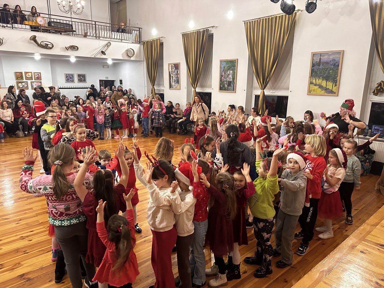 Koprzywnica: W Domu Kultury ponad 100 dzieci. Mikołaj i tańce