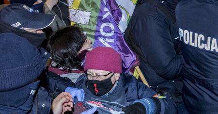 Zatrzymanie Babci Kasi. "Na komisariacie zdzierali ze mnie ubrania, miałam wyginane ręce i nogi"