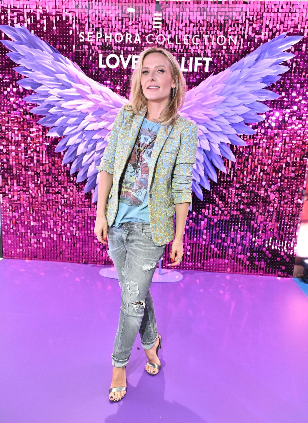 Tłum celebrytek na evencie kosmetycznym