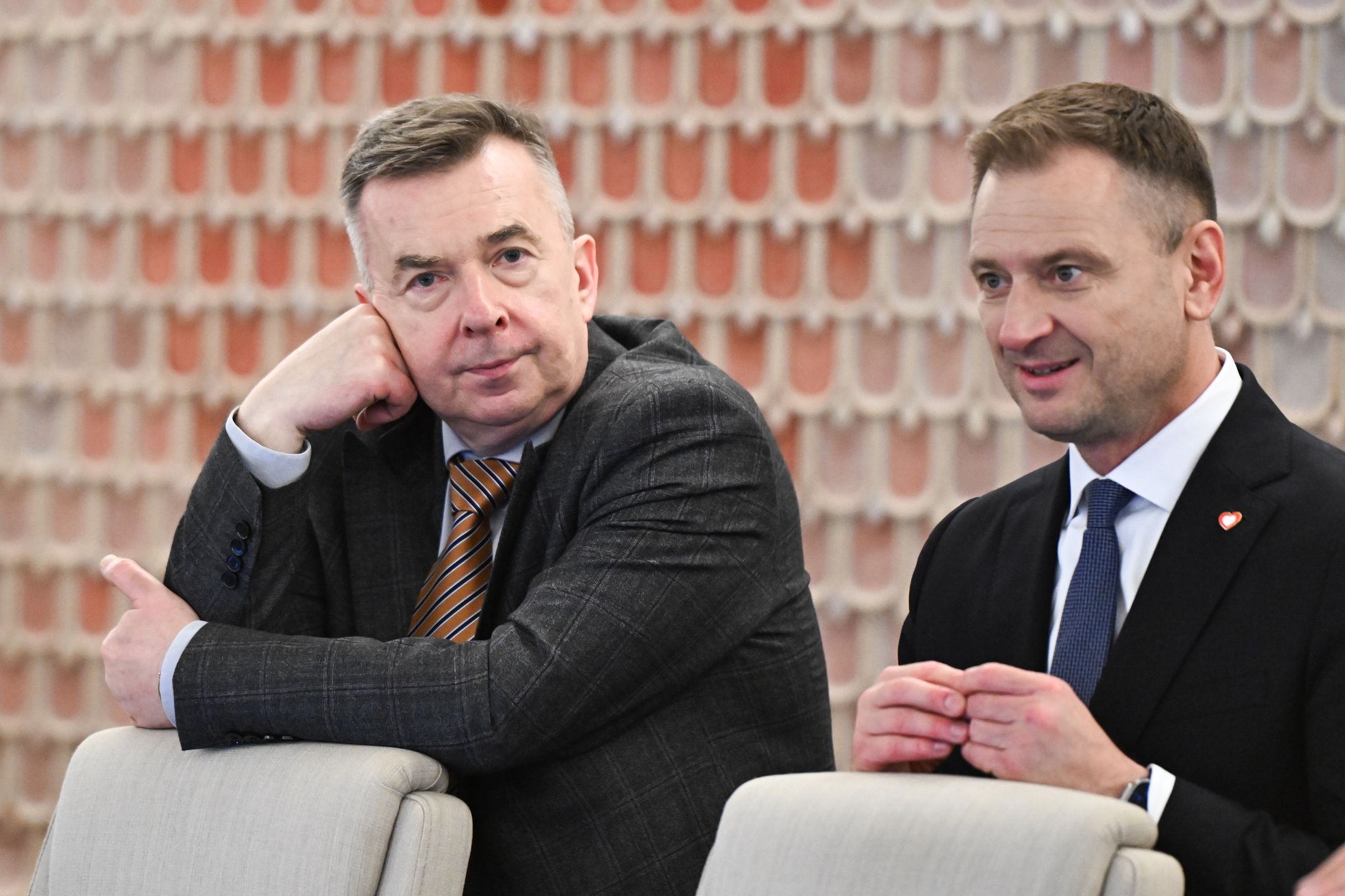 Warszawa, 09.04.2024. Minister nauki Dariusz Wieczorek (L) i minister sportu Sławomir Nitras (P) przed posiedzeniem rządu w KPRM w Warszawie, 9 bm. Rząd zajmie się m.in. projektem ws. programu "Aktywny rodzic", czyli tzw. babciowym; zakłada on wprowadzenie trzech świadczeń dla rodziców dzieci w wieku od 12. do 35. miesiąca życia. (mr) PAP/Radek Pietruszka