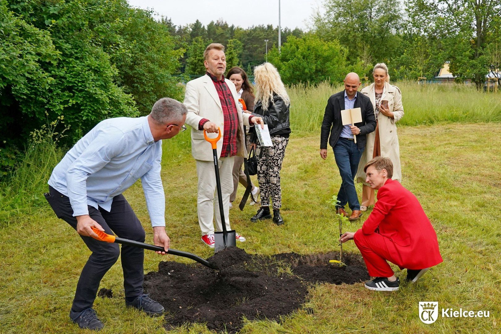 W sadzeniu drzewka udział wzięli: dyrektor „Kubusia” Piotr-Bogusław Jędrzejczak i aktorka Małgorzata Oracz, prezydentka Kielc Agata Wojda, a także przedstawicie Rejonowego Przedsiębiorstwa Zieleni i Usług Komunalnych w Kielcach oraz Nadleśnictwa Daleszyce.