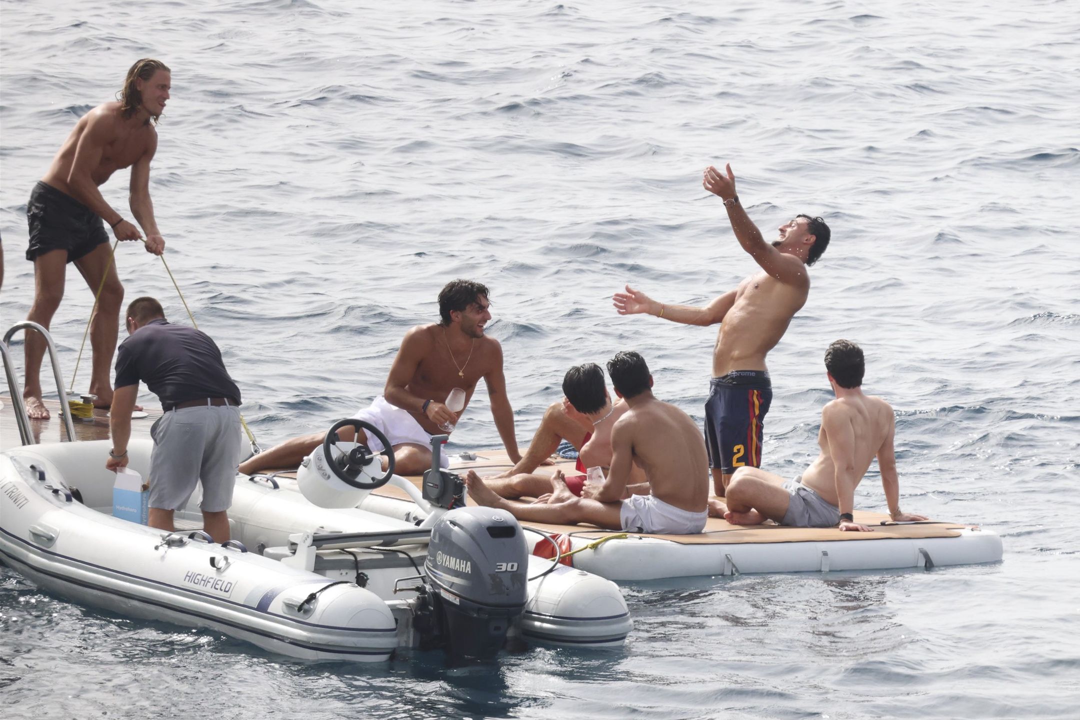 Ferran Torres i Marcos Llorente celebrują z kolegami zwycięstwo 