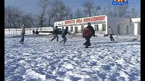 Młodzież SK Turbiny Bałakowo grywa w piłkę na śniegu