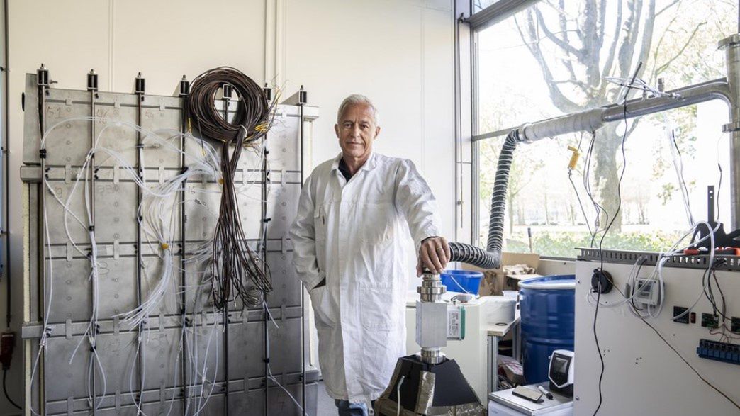 Prof. Olaf Adan przy najnowszym prototypie akumulatora ciepła