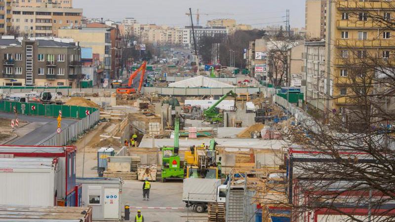 Warszawa. Ten rozgardiasz, jaki panował na Bemowie w związku z budową drugiej linii metra, powoli zaczyna się porządkować. Od czwartku wrócą na jezdnię pojazdy 