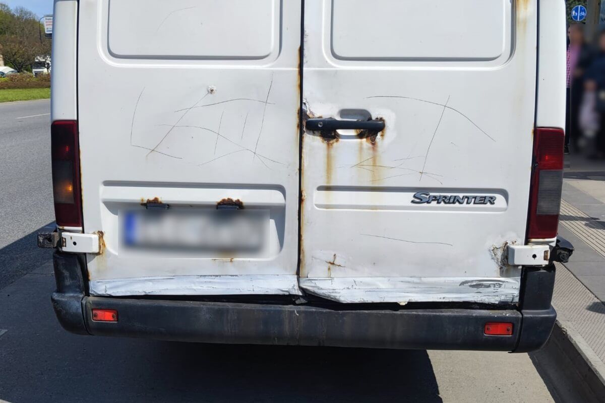 Korozja tylnych drzwi busa pasażerskiego