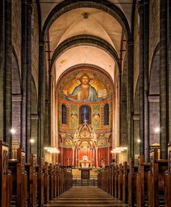 Msza święta w telewizji. Obostrzenia w kościołach. Gdzie zobaczyć transmisję?
