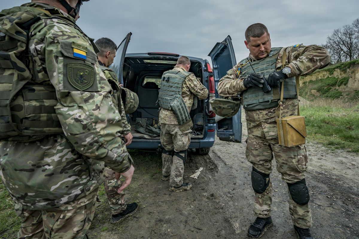 Członkowie służby wybuchowej obwodu kijowskiego przygotowują sprzęt do kontrolowanego niszczenia amunicji odkrytej na okupowanym terytorium wokół Kijowa na Ukrainie