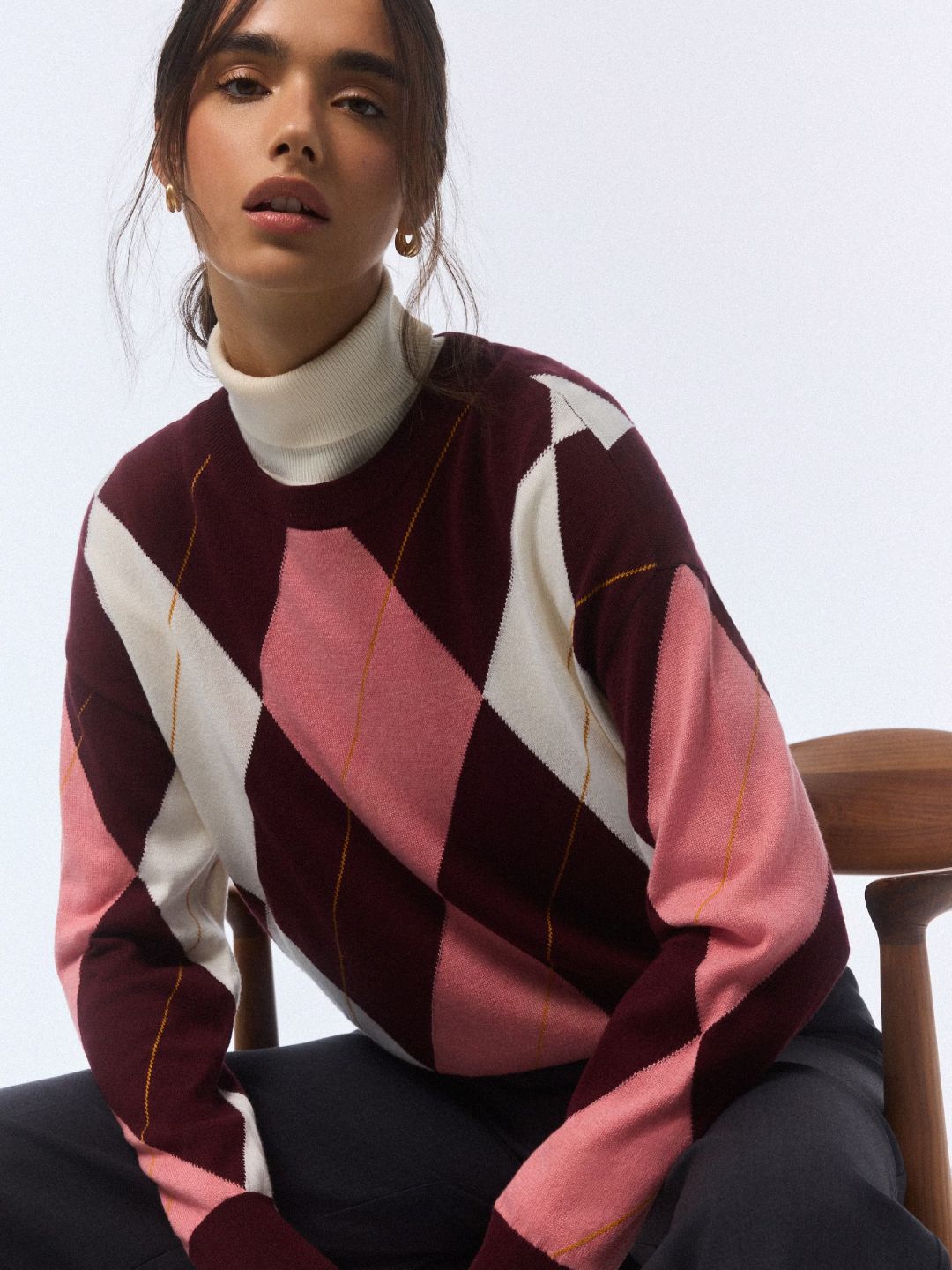 Sweter w romby w słodkich kolorach od Mohito.