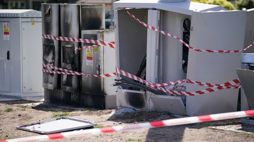 Pogorzelisko po maszcie 5G w Liverpoolu, Anglia, fot. Getty Images