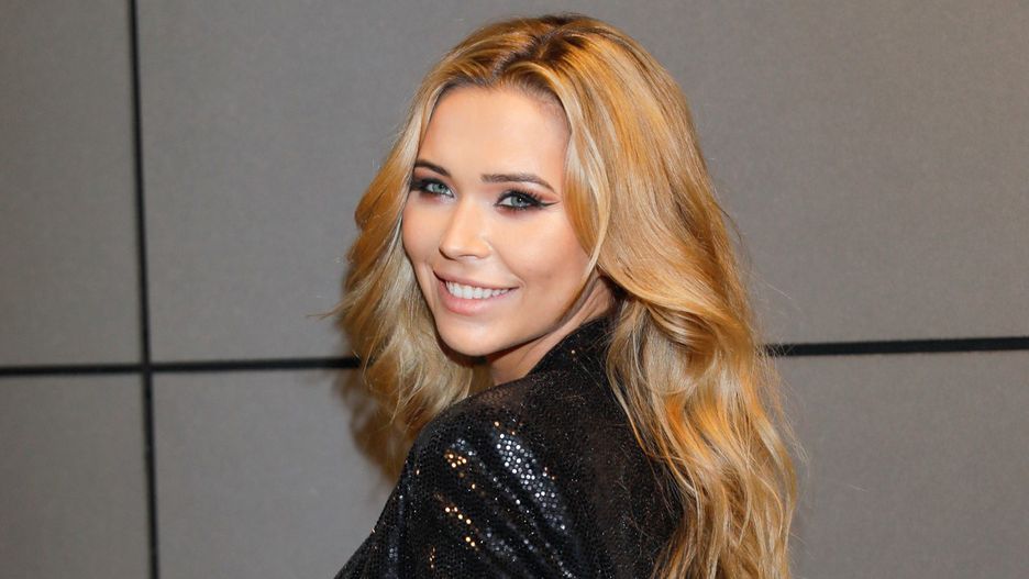 Sandra Kubicka założyła na wydarzenie cielisty komplet 