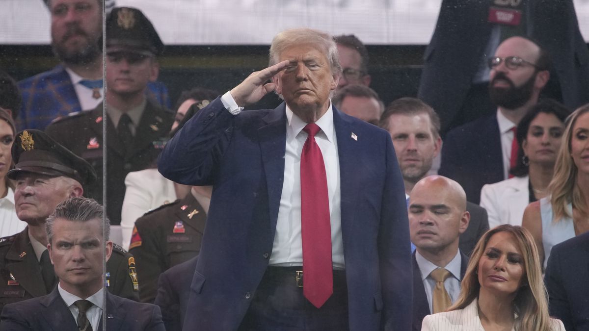 Donald Trump salutuje członkom US Army podczas parady z okazji 