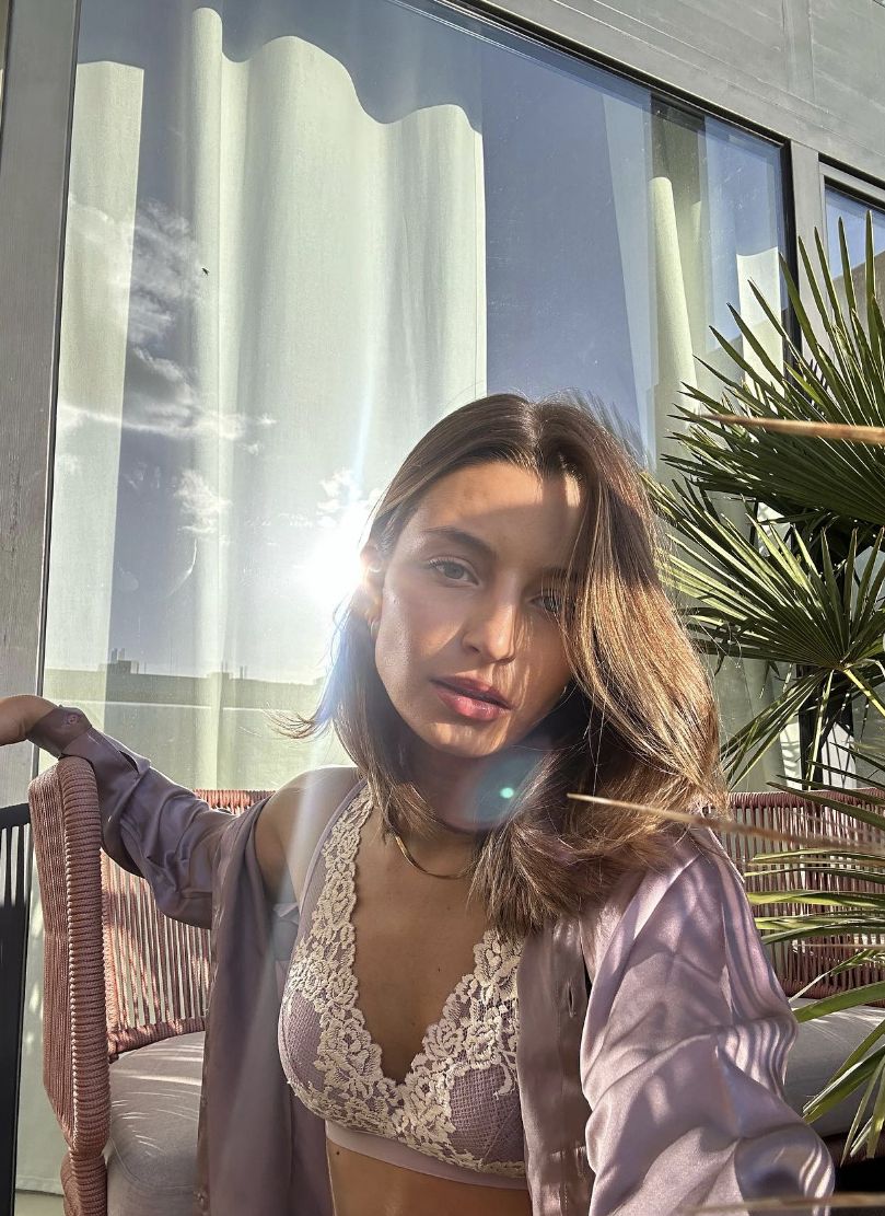 Julia Wieniawa pozuje na balkonie w koronkowej bieliźnie
