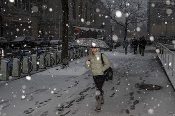 Stan wyjątkowy w Nowym Jorku. "Najsilniejsza śnieżyca od dekady"