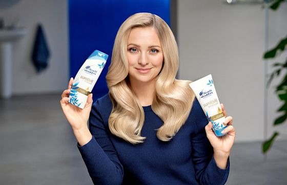 Barbara Kurdej-Szatan przy dźwiękach ASMR namawia do mycia włosów Head &amp; Shoulders Supreme